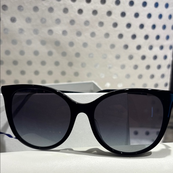 Burberry Black Sunglasses with Dark Gradient Lenses Brand New Authentic main image 4